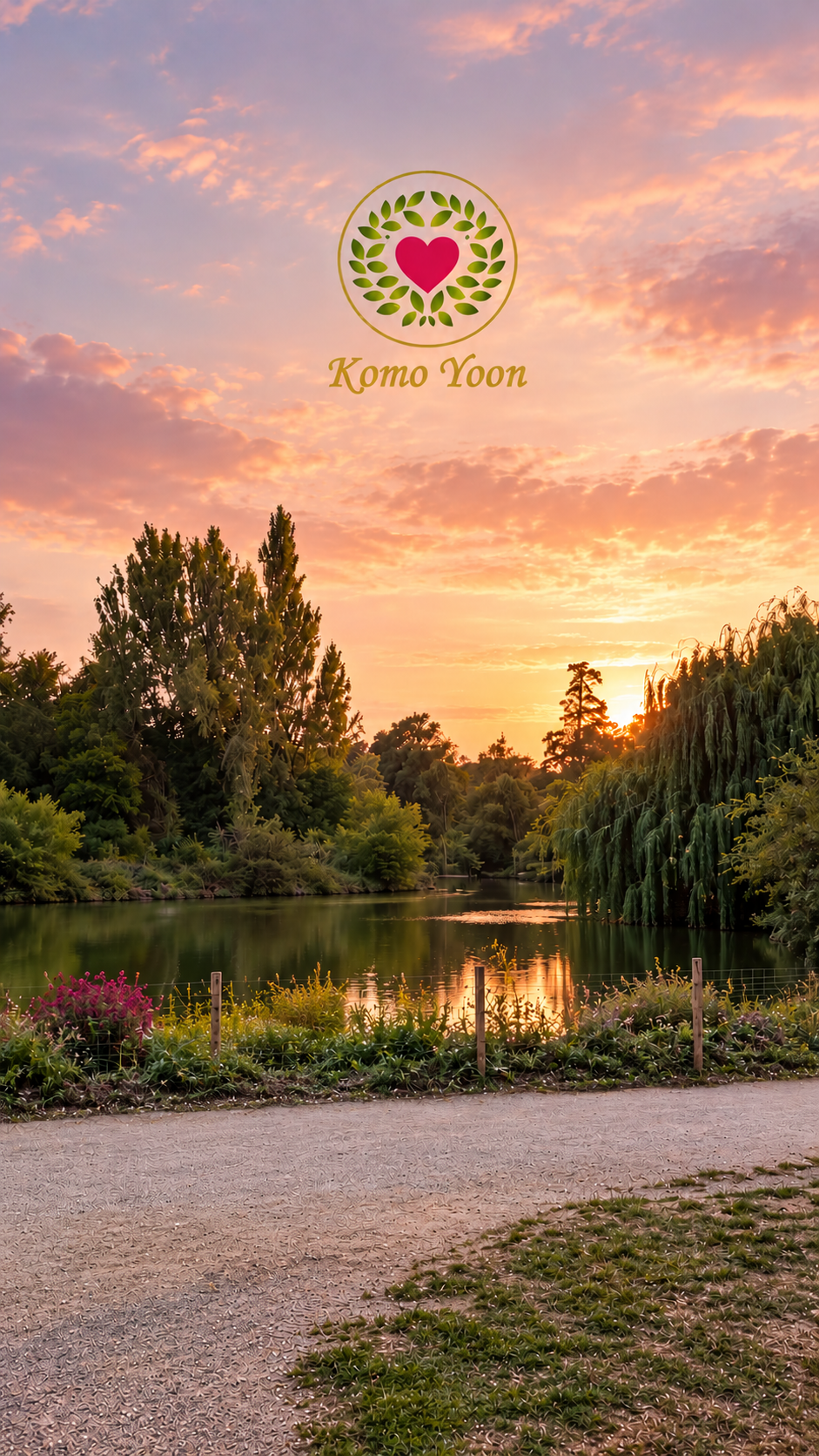 Lac au coucher du soleil avec le logo Komo Yoon